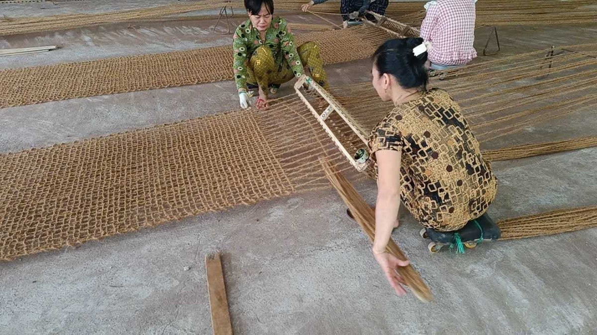 Mga manggagawang humahabi ng coconet sa kamay mula sa pinilipit na coir yarn