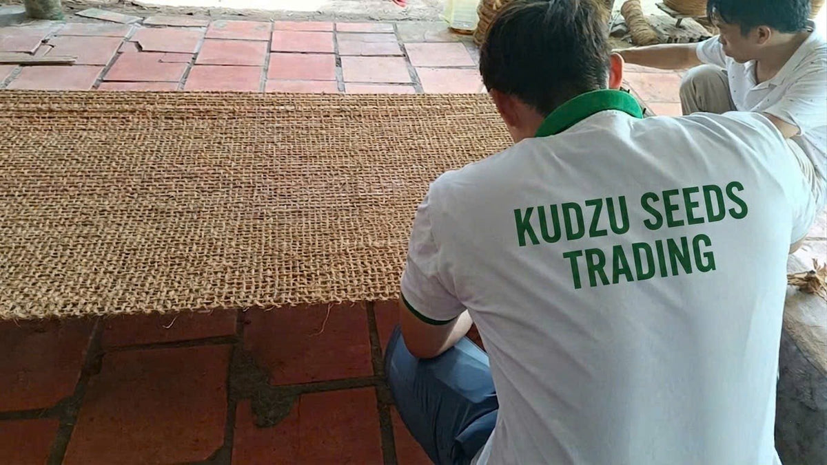 Team ng Kudzu Seeds Trading na sinusuri ang isang haba ng coconet