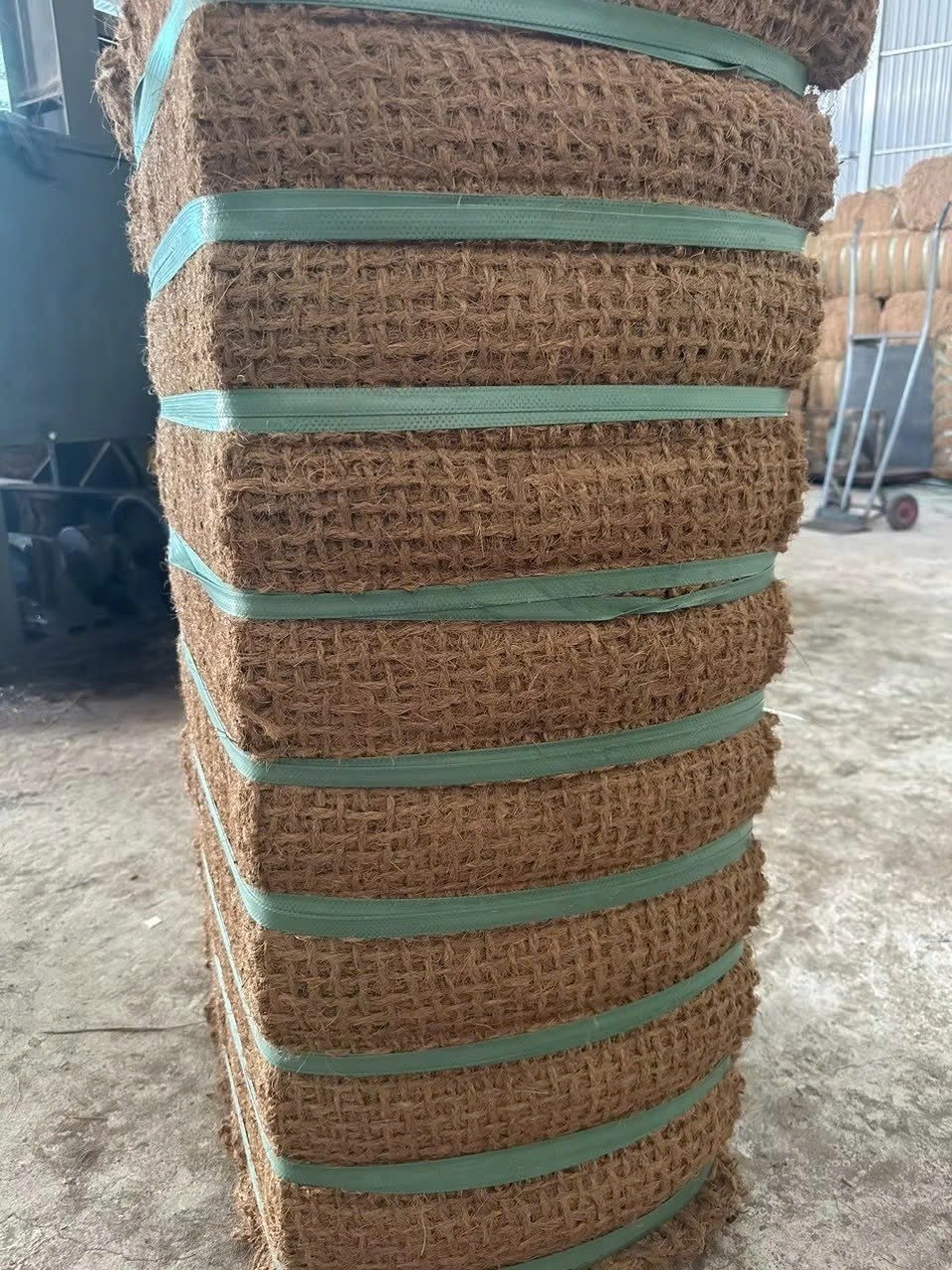 Mga rolyo ng coconet na nakatali nang patong-patong para sa pagpapadala